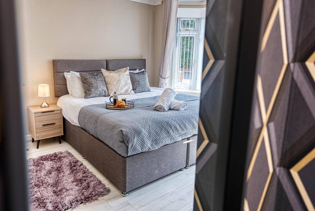 Elegant 5 Bed House - Sleeps 9, Central Solihull, Nec, Jlr, Hs2, Resorts World, Airport Business And Leisure Stays, Exterior photo