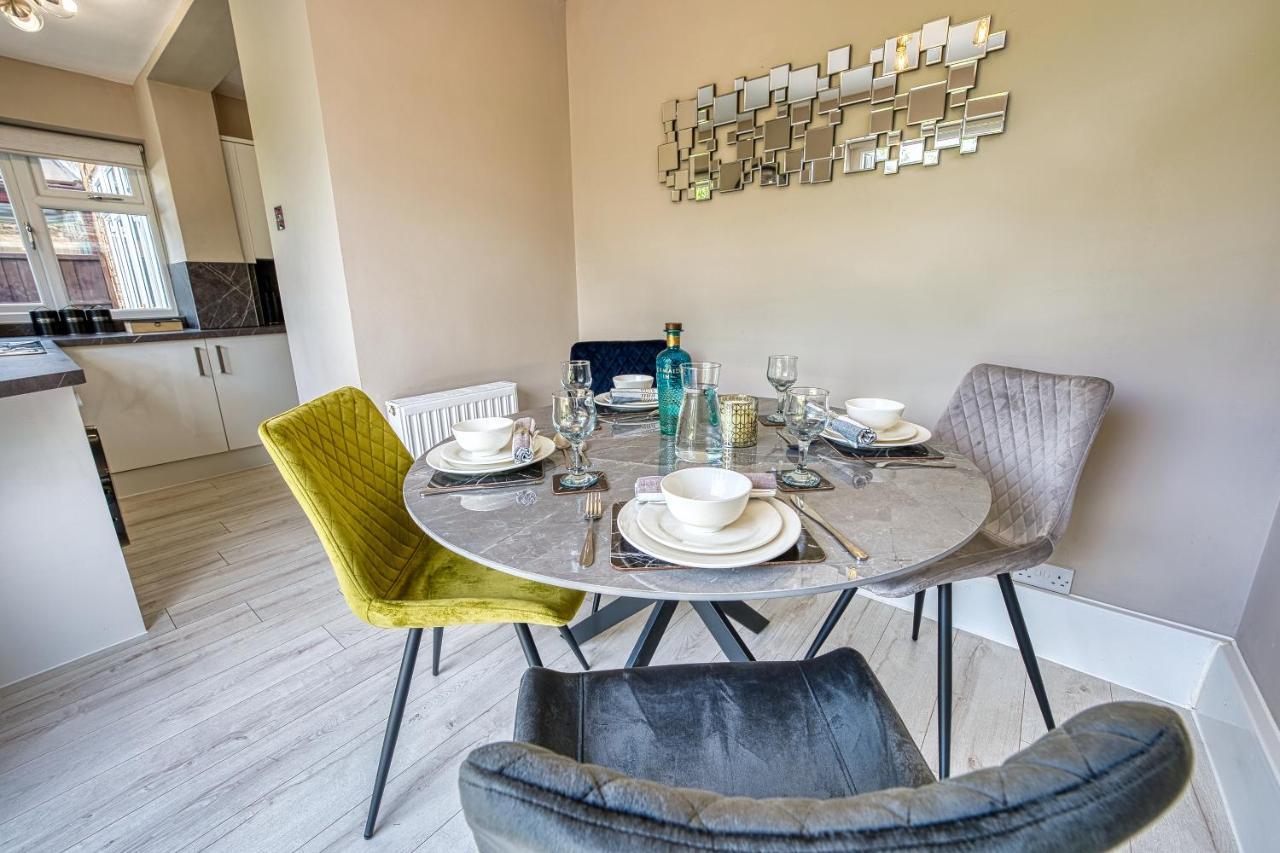 Elegant 5 Bed House - Sleeps 9, Central Solihull, Nec, Jlr, Hs2, Resorts World, Airport Business And Leisure Stays, Exterior photo