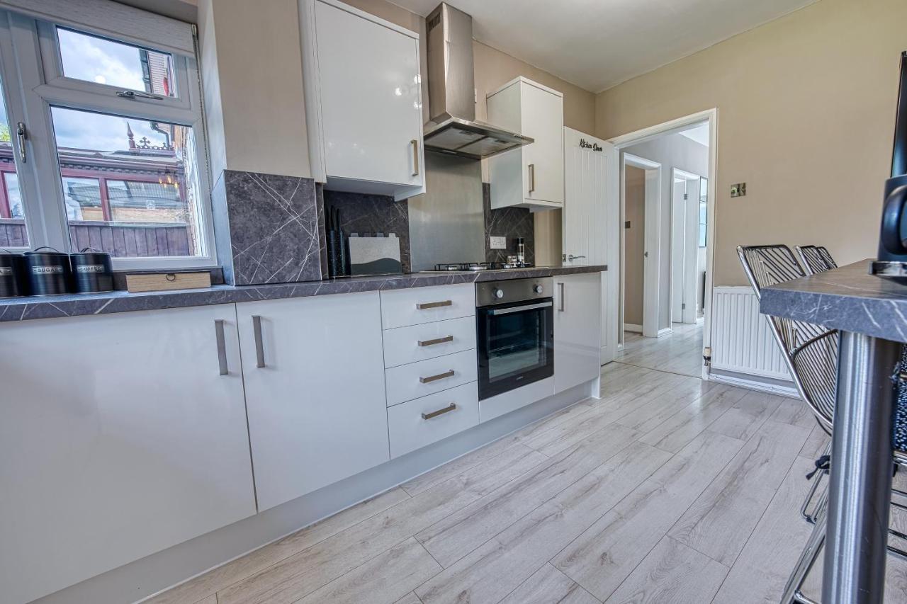 Elegant 5 Bed House - Sleeps 9, Central Solihull, Nec, Jlr, Hs2, Resorts World, Airport Business And Leisure Stays, Exterior photo