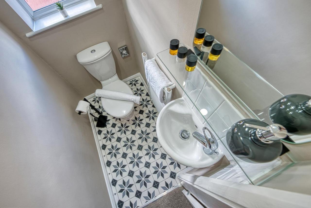 Elegant 5 Bed House - Sleeps 9, Central Solihull, Nec, Jlr, Hs2, Resorts World, Airport Business And Leisure Stays, Exterior photo