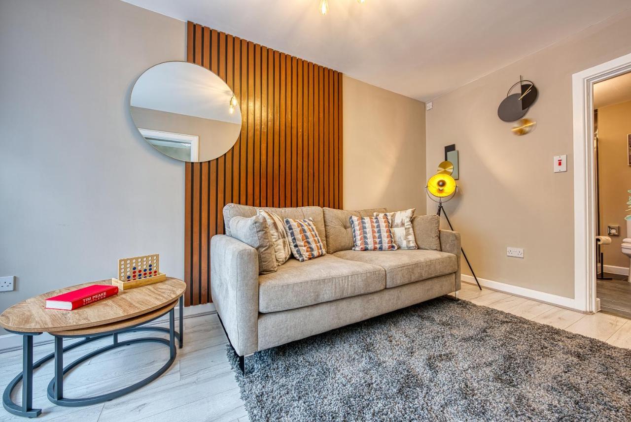 Elegant 5 Bed House - Sleeps 9, Central Solihull, Nec, Jlr, Hs2, Resorts World, Airport Business And Leisure Stays, Exterior photo